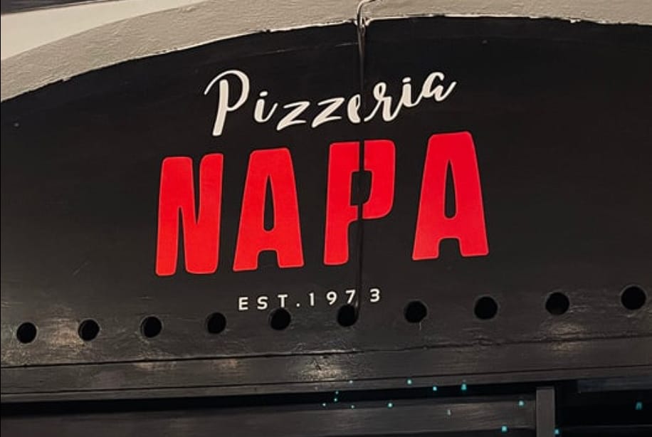 Napis nad vrati: Pizzeria NAPA, EST. 1973.
